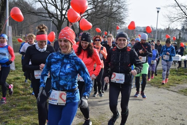 Mieszkańcy Zielonej Góry robią co mogę, by pomóc 33-letniej Beacie - w sobotę zorganizowali Serduszkowy Bieg dla Beaty. 33-latka została potrącona na pasach przez pijanego kierowcę. Do wypadku doszło w listopadzie 2019 roku, a Beata do dziś jest w śpiączce. Na jej dalsze leczenie i rehabilitację potrzebne są ogromne pieniądze. By wesprzeć bliskich Beaty w uzbieraniu kilkudziesięciu tysięcy złotych pojawiła się zbiórka pieniędzy na stronie zrzutka.pl, a w sobotę  lutego odbył się Bieg Serduszkowy dla Beaty. W sportowym, charytatywnym spotkaniu udział wziął też Piotr Protasiewicz, a jego żona upiekła pyszne ciasto.Jeśli Ty też chcesz pomóc Becie i jej bliskim wejdź na www.zrzutka.pl i znajdź zbiórkę pod hasłem: Na leczenie i rehabilitację Beaty.