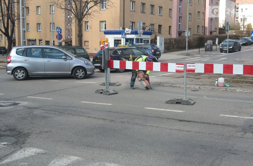 Utrudnienia na ul. Mickiewicza w kierunku Krzekowa. Do końca tygodnia frezowanie i zajęty jeden pas