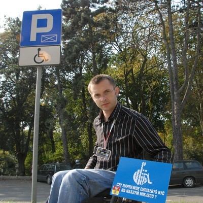 Wieszając te tabliczki chcemy zwrócić kierowcom uwagę, by nie parkowali na miejscach dla inwalidów - mówi Adam Kujawa