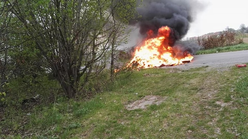 Powiat krakowski. Groźny pożar w samochodzie przewożącym śmieci