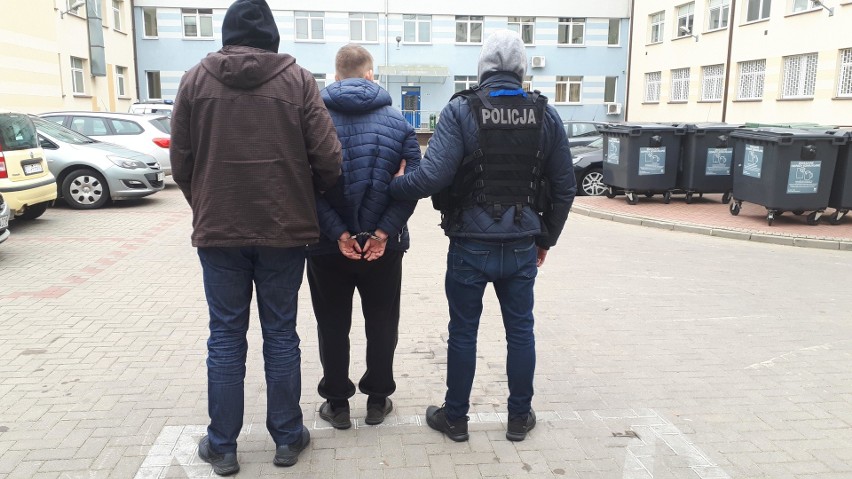 Białystok. Narkotyki w mieszkaniu. Policja zatrzymała 23-latka [ZDJĘCIA]