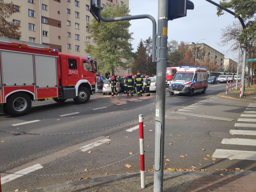 Białystok. Zderzenie trzech aut na skrzyżowaniu ulic Mickiewicza z Konopnickiej. Poszkodowane dziecko [ZDJĘCIA]