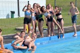 Upalny piątek na basenie letnim przy ulicy Szczecińskiej w Kielcach. Mieszkańcy chłodzili się w wodzie. Zobacz zdjęcia 