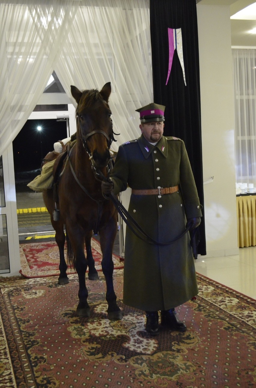 Bal ułanów! Szwadron Kawalerii im. 10 Pułku Ułanów Litewskich bawił się w Wersalu. Zabawa, koń Ares i pasowanie na ułana - zobacz!