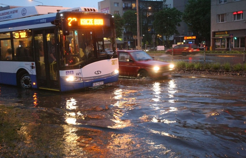 Burza nad Trójmiastem. Strażacy interweniowali w sprawie zalanych ulic i powalonych drzew [ZDJĘCIA]