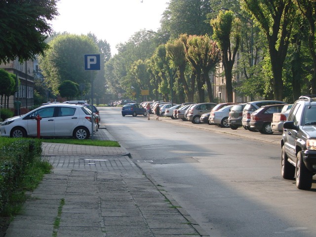 Parking przy starostwie. Piątek,  kilka minut przez 14