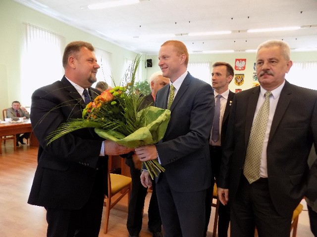 Starosta Henryk Janowicz (z lewej) przyjął gratulacje  od burmistrza Daniela Marchewki, z okazji otrzymania jednogłośnego absolutorium. Obok wicestarosta Marek Kopta.