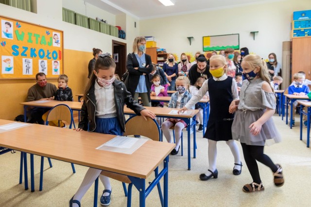 Uczniowie klas I-III na razie uczą się stacjonarnie, ale bydgoskie szkoły od dłuższego czasu przygotowywały się na ewentualność nauczania zdalnego.