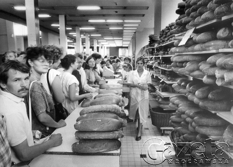 40 lat temu wprowadzono kartki na masło, mąkę, kaszę i ryż. Zobacz, jak wtedy wyglądały zakupy w sklepach [GALERIA]