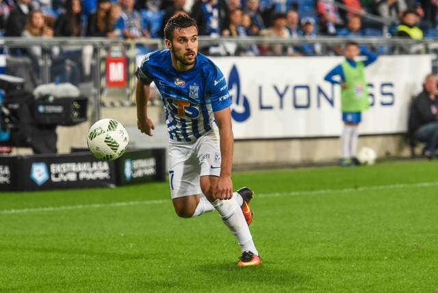 Ekstraklasa. Lech Poznań. Maciej Makuszewski narzeka na stan murawy na INEA Stadionie