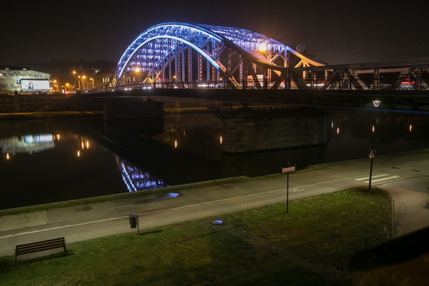 Kraków. Piękny most Piłsudskiego w świątecznej szacie