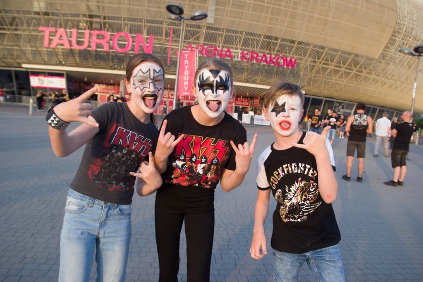 Zespół Kiss. Fanom kontrowersyjnej grupy nie brakowało fantazji, jeśli chodzi o stylizację [ZDJĘCIA]