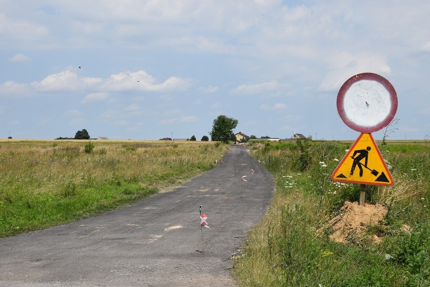 Remont drogi w Osinach z porozumieniem dwóch gmin, Mirca i Mirowa. Zobacz zdjęcia