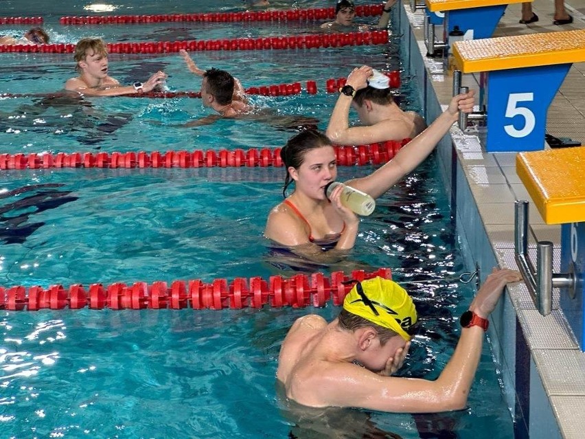 Na pływalni Foka w Kielcach odbył się Mikołajkowy Maraton Pływacki. Startowali też byli piłkarze Korony - Cezary Ruszkowski i Dariusz Gawlik