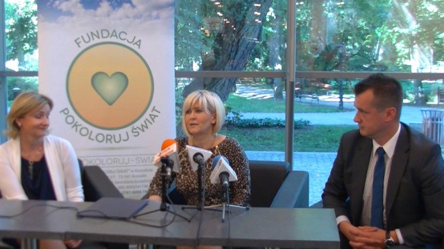 Anna Jedlińska, Teresa Żurowska i Wojciech Gliński podczas konferencji dotyczącej akcji charytatywnej na rzecz Mirosława Mikietyńskiego.