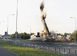 Wyburzenie komina przy Demokratycznej w Łodzi. Wysadzili komin dynamitem [ZDJĘCIA, FILM]