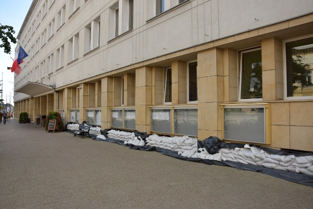 Na chodniku przed Urzędem Miejskim w Gdańsku przy ul. Nowe Ogrody leżą worki z piaskiem