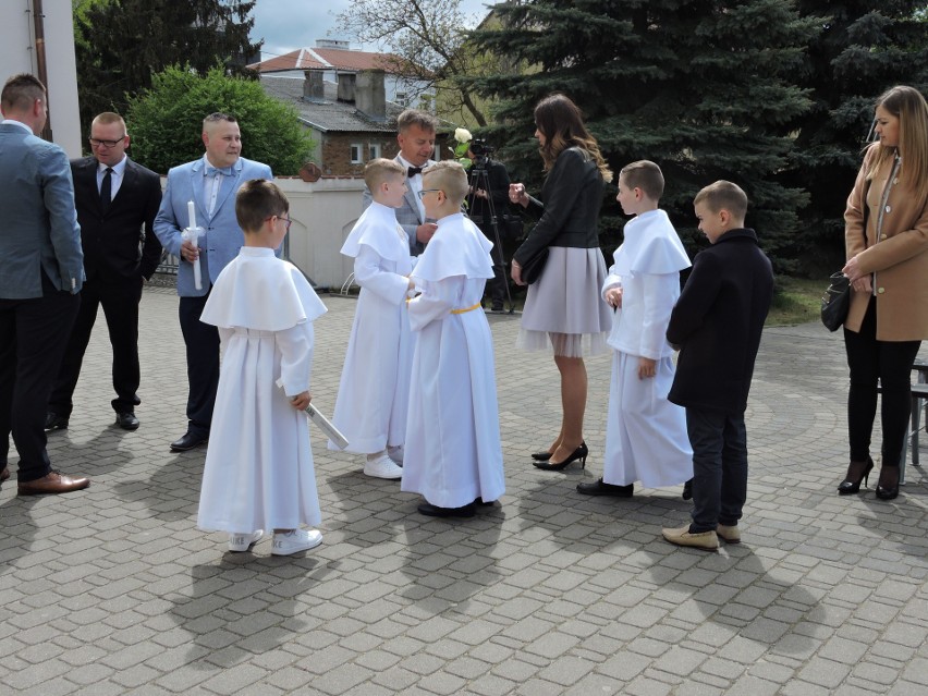 Ostrołęka. Komunia święta w farze. W parafii pw. Nawiedzenia NMP pierwsza grupa dzieci przystąpiła do I komunii