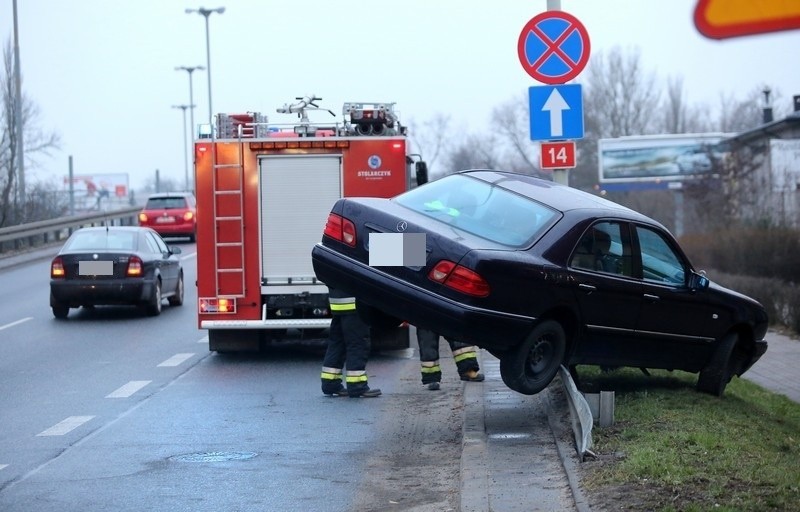 Wypadek na ul. Pabianickiej. Samochód zawisł na wiadukcie! KORKI! [zdjęcia]