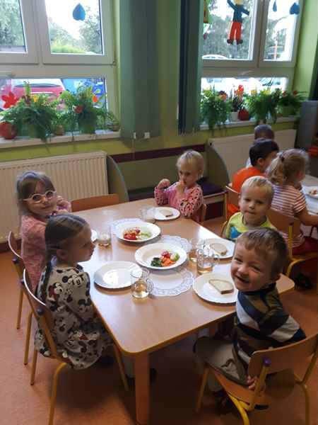 Dzieci w szkołach i przedszkolu w Tomicach uczą się zdrowego...