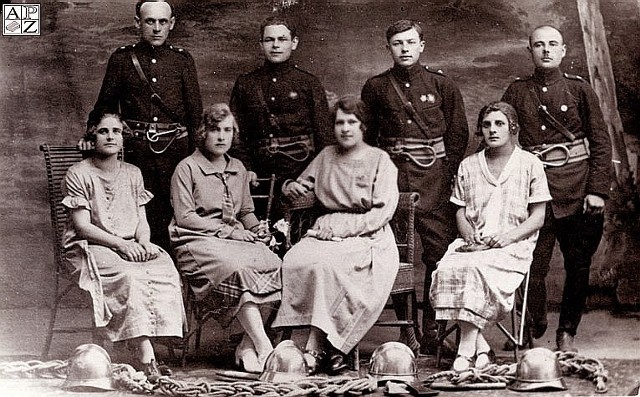 1917 rok. Zamojscy strażacy z małżonkami