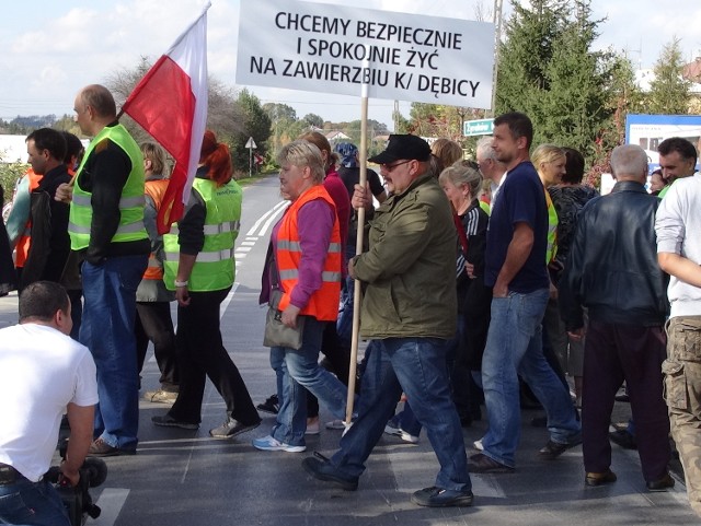 W pikiecie wzięło udział około 100 osób. Przez godzinę chodzili bez przerwy po przejściu dla pieszych. Niektórzy protestujący przynieśli transparenty i biało-czerwone flagi