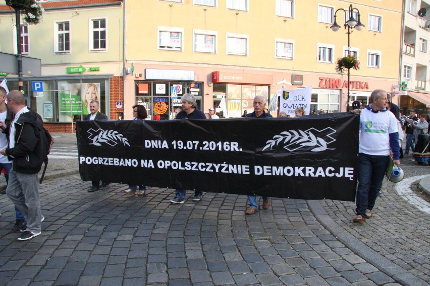 Około tysiąca osób protestowało w Opolu przeciwko...