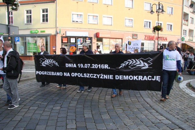 Około tysiąca osób protestowało w Opolu przeciwko powiększeniu miasta.