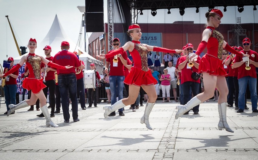 Huczna parada na zakończenie Dni Morza i Samba Port Festival [ZDJĘCIA]