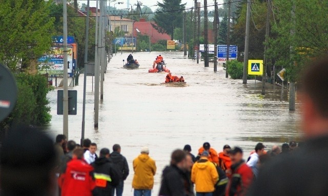 19 maja 2010 roku zalana ulica Lwowska w Sandomierzu. Widok od strony mostu.