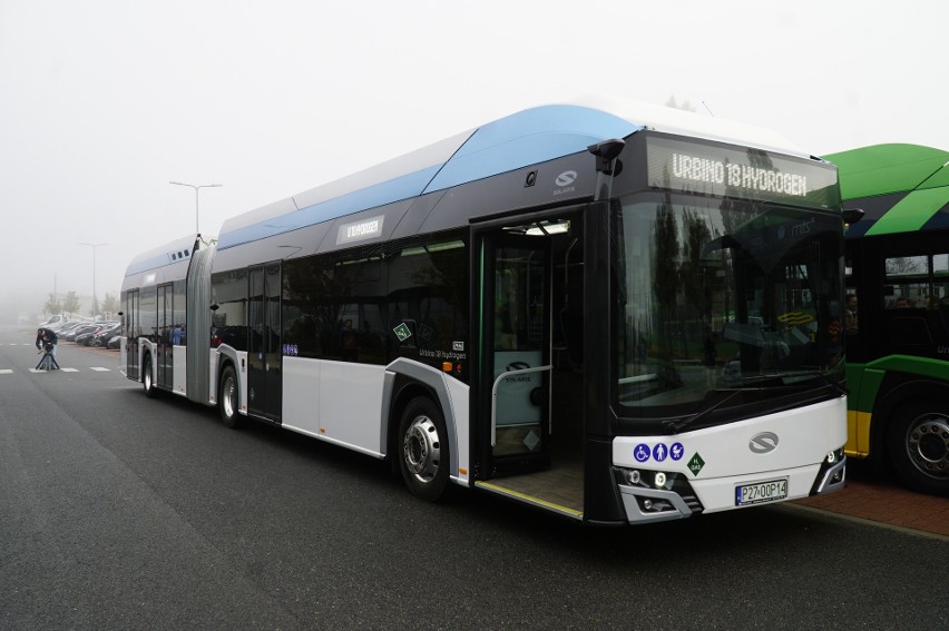 Podczas podpisania umowy na zakup 12-metrowych autobusów,...