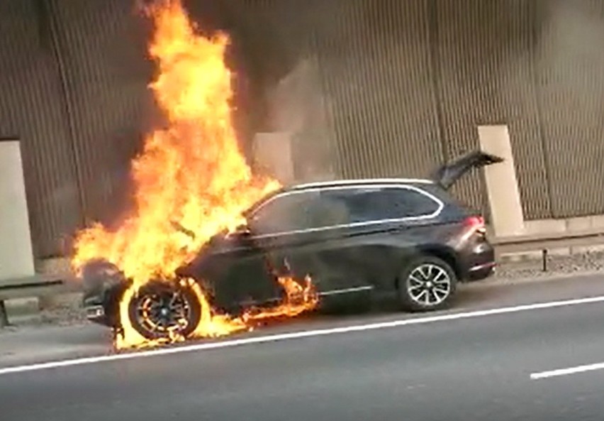 Pożar BMW na autostradowej obwodnicy Wrocławia. Są utrudnienia (FILM)