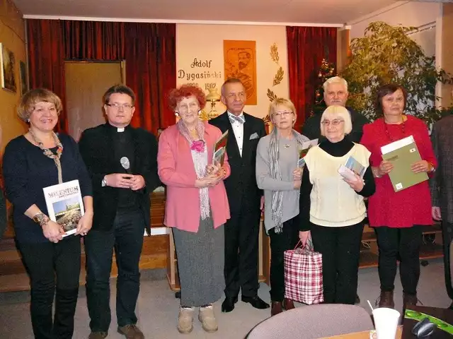 Grupa nagrodzonych twórców w Turnieju Jednego Wiersza. Konkurs organizują "Radostowa" i Miejska Biblioteka Publiczna.