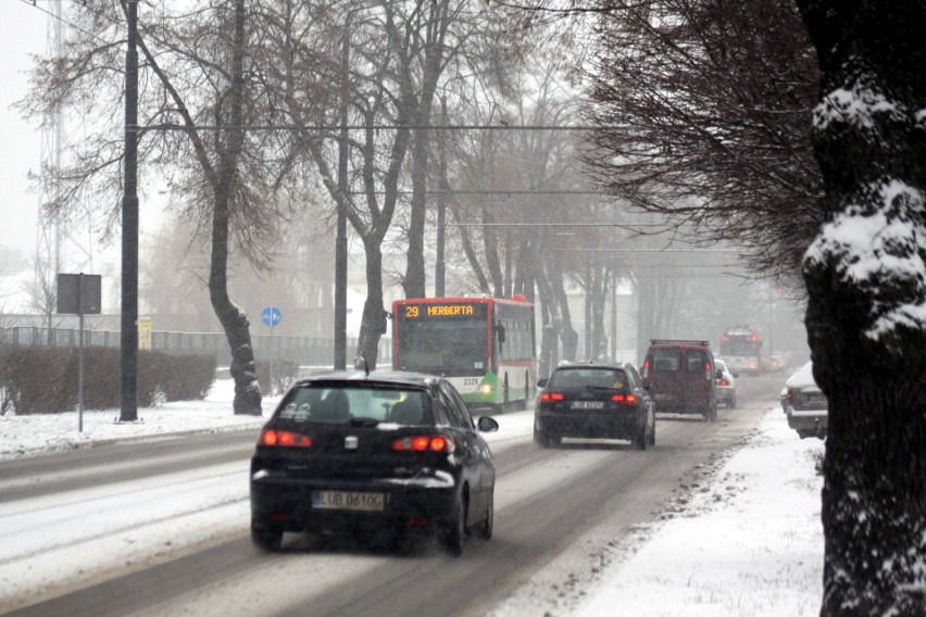 Przyszła zima i sypnęła śniegiem. Policja apeluje do kierowców, by zachowali ostrożność na drogach (ZDJĘCIA)