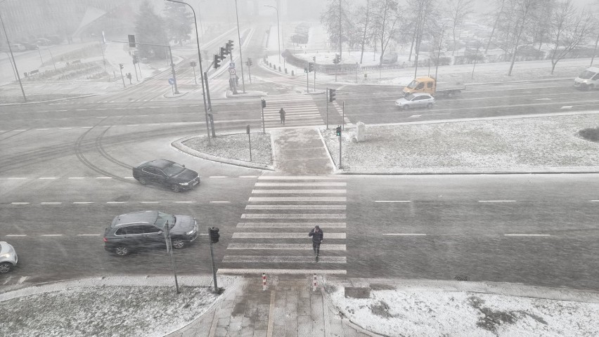 Burza śnieżna w Kielcach z huraganowym wiatrem. Piesi chodzili tyłem do kierunku drogi [ZDJĘCIA]