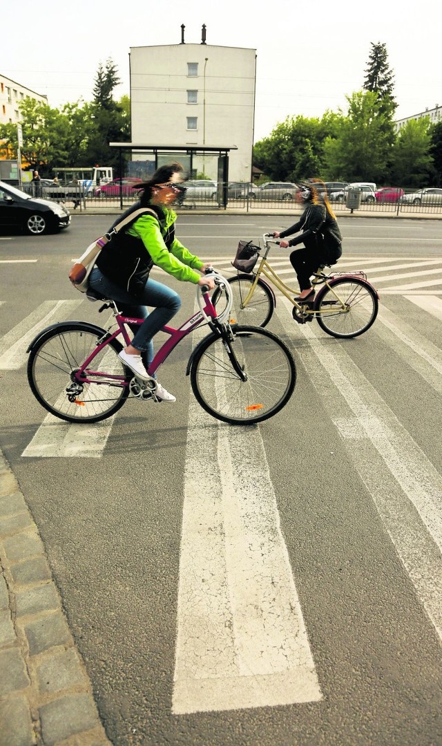 Ścieżka rowerowa namalowana jest po drugiej stronie Legnickiej. Ale wielu rowerzystów z niej nie korzysta, bo trudno się tam dostać  fot. Paweł Relikowski