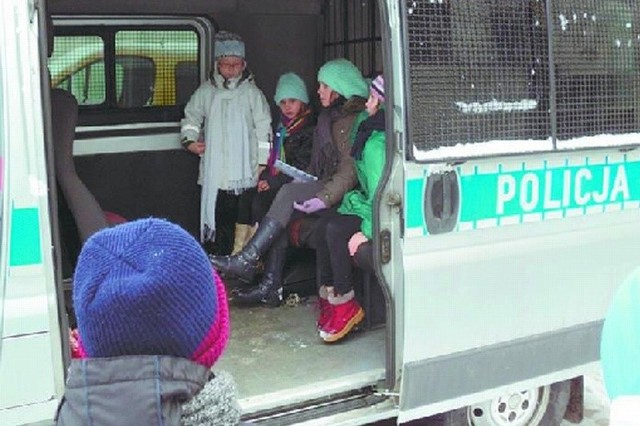 Dzieci podczas ferii organizowanych m.in. przez policję maja okazję przekonać się, jak wygląda praca funkcjonariuszy