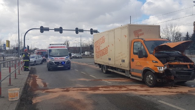 Wypadek na skrzyżowaniu Jana Pawła II i Pabianickiej w Łodzi. Ranne dwie kobiety