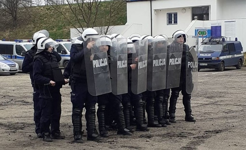 Ćwiczenia policji na stadionie w Koszalinie. Blisko 100 policjantów w akcji [ZDJĘCIA]