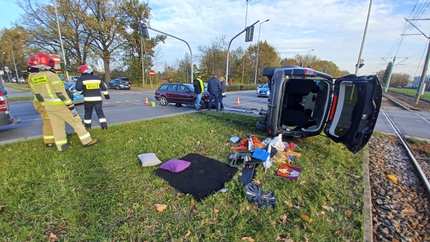 Groźnie wyglądający wypadek na ulicy Lotniczej we Wrocławiu