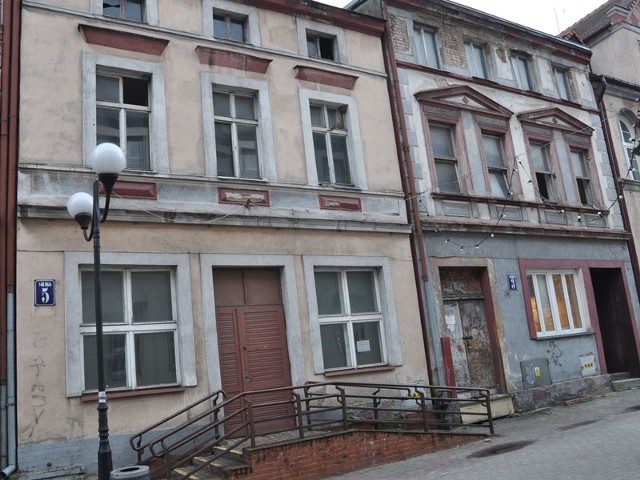 Kamienice przy ulicy 1 Maja 3 i 5 od lat straszą w centrum Szczecinka, teraz mają odzyskać dawny blask i pomieścić część miejskich urzędników. 