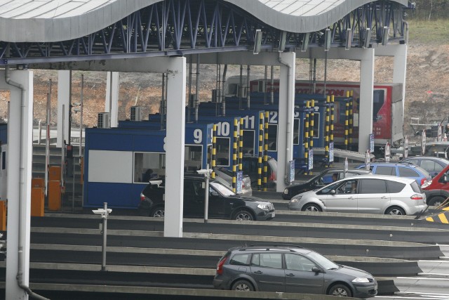 o 9 tysięcy samochodów mniej dziennie średnio wjeżdżało w ubiegłym roku na płatną autostradę A4 Kraków-Katowice.Zobacz kolejne zdjęcia. Przesuwaj zdjęcia w prawo - naciśnij strzałkę lub przycisk NASTĘPNE