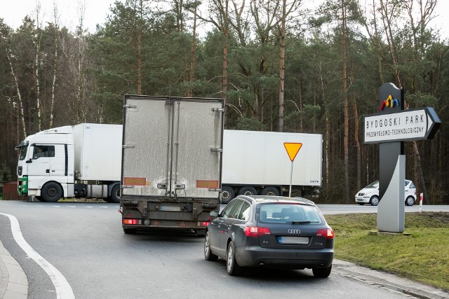 Sytuacja w Stryszku jest na tyle kiepska, że wielu kierowców stara się omijać zatkany wyjazd, nawet przebijając się przez betonówkę przez Łęgnowo. Inni próbują skrótów przez teren Bydgoskiego Parku Przemysłowo-Technologicznego, ale wpadają na skrzyżowanie z ruchliwą "dziesiątką".