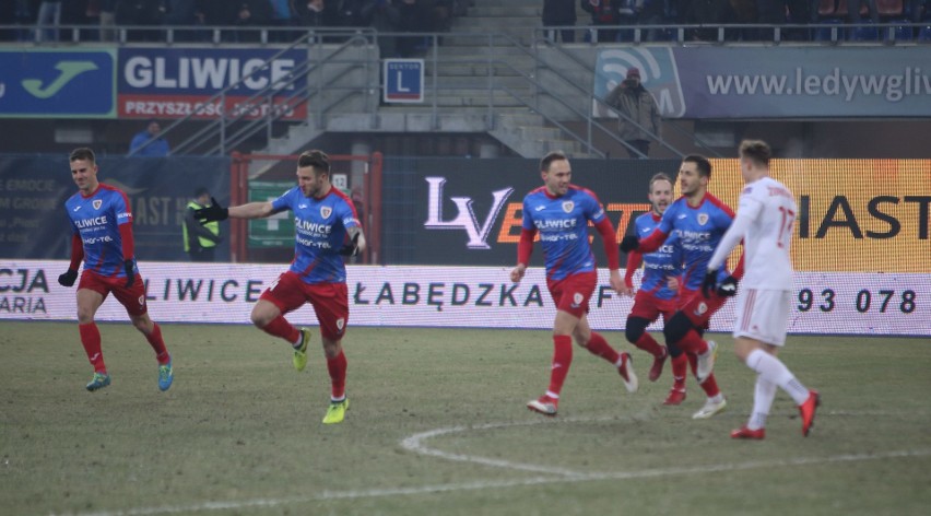 Derby Śląska przerwane, potem zakończone. Kibice Górnika...