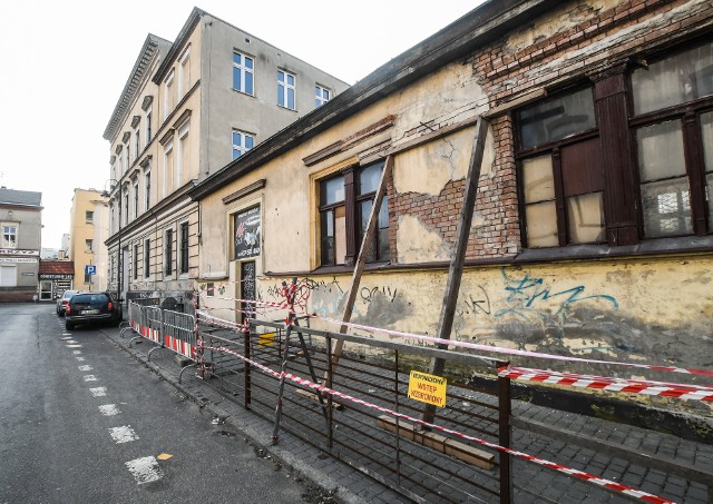 Niektóre nieruchomości ADM - jak jeszcze w 2019 roku ta przy Obrońców Bydgoszczy - wciąż wyglądają rozpaczliwie.