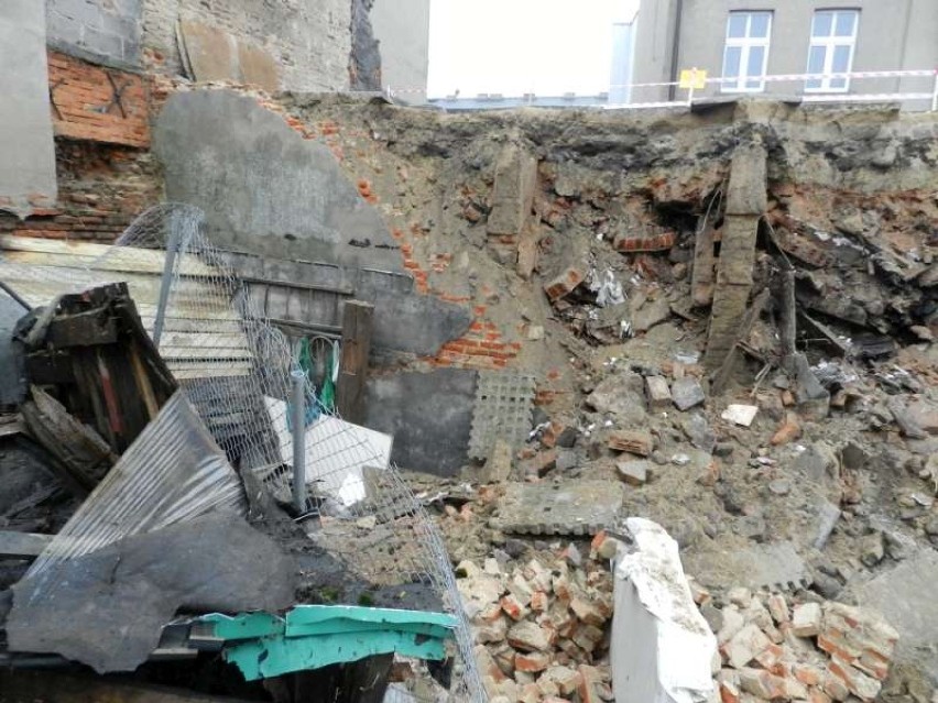 W Gnieźnie zawaliły się budynki gospodarcze