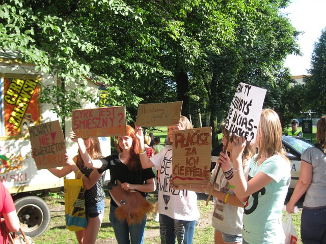 Nastolatki protestowały przed kasą biletową cyrku.