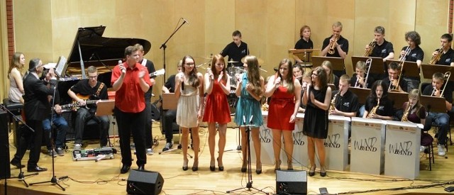 Młodzieżowy big band Korneliusza Wiatra zdobył główną nagrodę w festiwalu w Lubaczowie.[yt]OWBdpwE4MQ8[/yt]