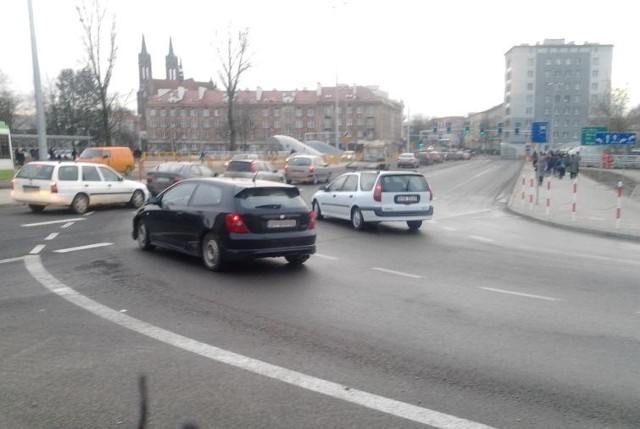 Rejon ulicy Sienkiewicza i ul. Jurowieckiej. Jeden pas do jazdy na wprost dla samochodów powoduje, że podczas największego natężenia ruchu na przebudowanym skrzyżowaniu tworzy się korek.  W tym samym czasie trzy sąsiednie pasy (dwa dla autobusów i jeden do skrętu w prawo w aleję Piłsudskiego) są puste.