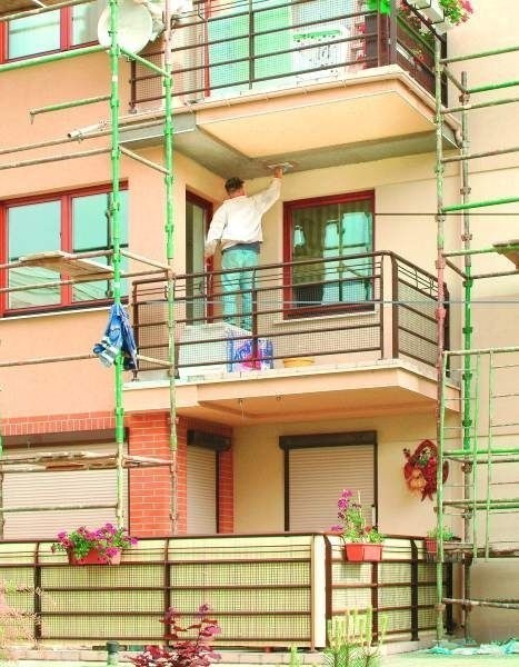 Remont balkonu można przeprowadzić samemu, ale niezbędna jest wcześniejsza konsultacja z fachowcem